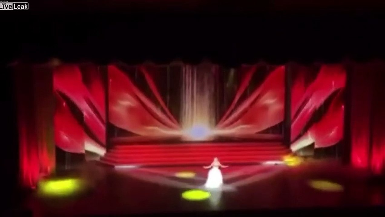 Cette chanteuse tombe de scène et continue de chanter en plein concert