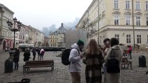 Humo visible en todo Lviv tras el bombardeo de Rusia