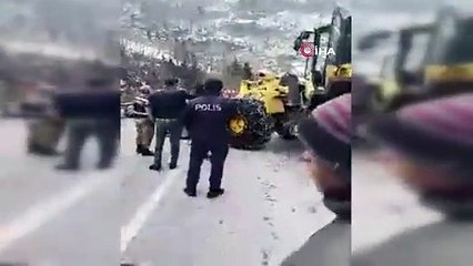 Kaya parçası yoldan geçen aracın üzerine düştü: 4 ölü