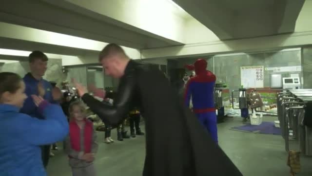 Los niños refugiados en el metro de Kharkiv (Ucrania) se olvidan por un momento de la guerra