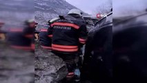 Üzerine kaya düşen aracın içerisindeki 4 kişinin cansız bedenleri çıkartıldı
