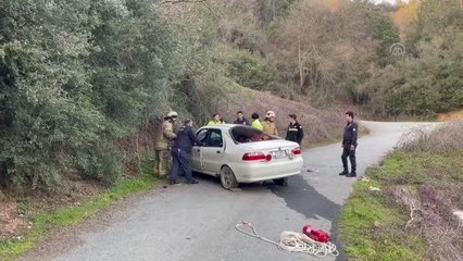 İSTANBUL- Sultangazi'de şarampole devrilen otomobildeki iki kişi yaralandı