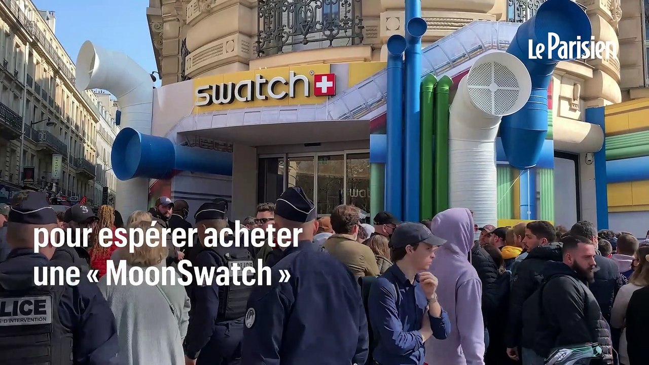 Une montre Swatch crée des embouteillages sur les trottoirs des Champs- Elysées - Vidéo Dailymotion