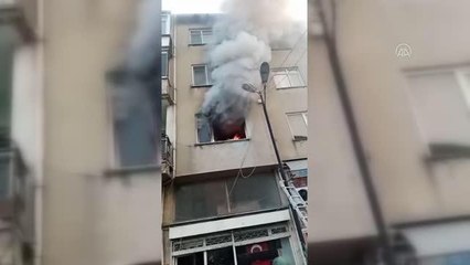 Büyükçekmece'de yangın çıkan binada mahsur kalan 4 kişi kurtarıldı