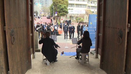 "우크라이나에 평화를" 음악으로 전하는 메시지 / YTN