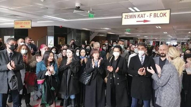 Avukatlar, çantalarının adliye girişinde aranması kararını protesto etti
