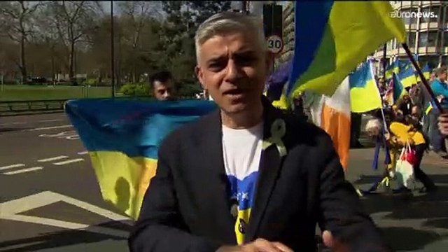 Milhares contra a invasão russa na Ucrânia saem às ruas em Londres