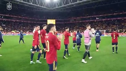 Los jugadores del Barça de la selección celebran la victoria