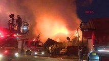 Ümraniye'de gecekonduda başlayan yangın yanındaki binalara sıçradı
