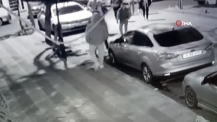 Son dakika! Sokakta tartışan gençlerin silahlı kavgası kamerada