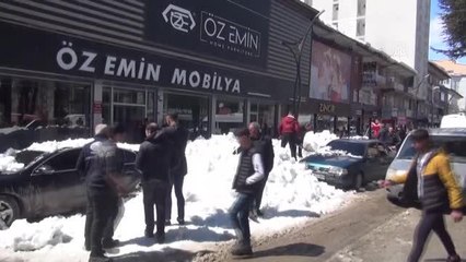 Üzerlerine çatıdan kar yığını düşen 4 araç hasar gördü