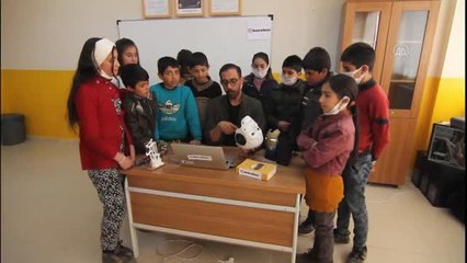 Öğretmen ve öğrencileri "Pinokyo" adını verdikleri robot tasarladı