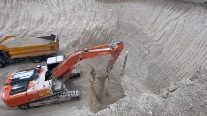 Talihsiz kadını kocası ahırda parçalayarak su kuyusuna atmış