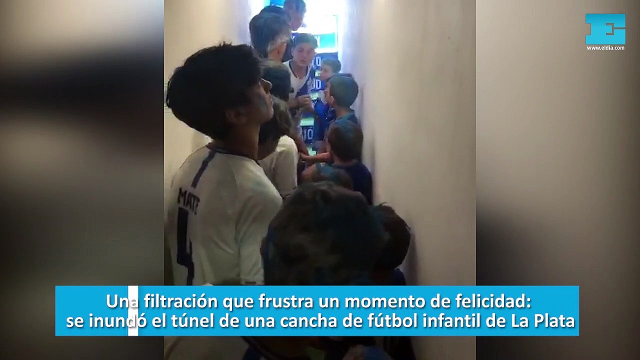 Una filtración que frustra un momento de felicidad, se inundó el túnel de una cancha de fútbol infantil de La Plata