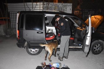 Plastik şişede metamfetamin dahil araçtaki uyuşturucuları 'Thor' buldu