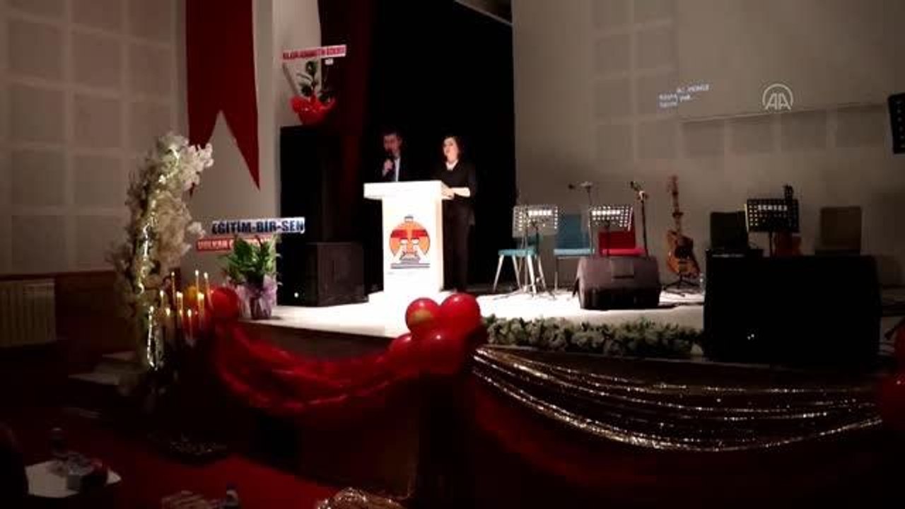 Öğretmenler, müzik sınıfı oluşturmak için konse...