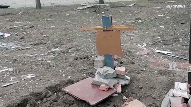 Мариуполь: жители вынуждены хоронить погибших прямо во дворах