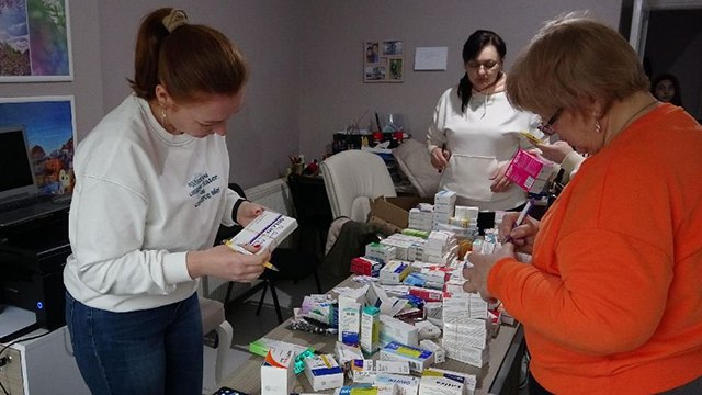 Eczacı gibi çalışarak savaştaki ülkelerine ilaç gönderdiler