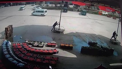 3 yıl önce güldüğü durum başına geldi... Fırtınada uçan şemsiyenin peşinden böyle koştu