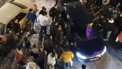 Download Video: Galata’da hareketli dakikalar: Yol kapatan magandalara polis müdahale etti