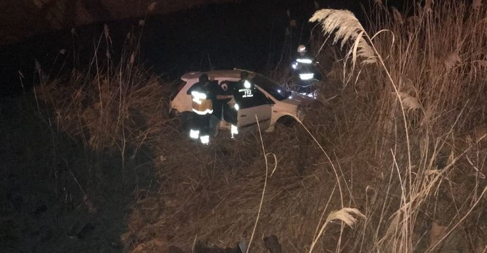 Dereye uçan alkollü sürücü ve arkadaşı güçlükle kurtarıldı