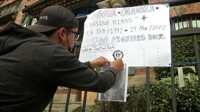 Seguidores de Foo Fighters rinden homenaje a Taylor Hawkins en el hotel donde fue encontrado muerto
