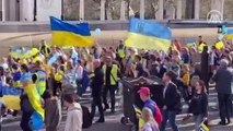 Zelenskiy'nin çağrısı üzerine Londra'da binlerce kişi Ukrayna'ya destek gösterisi düzenlendi