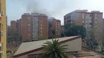 Los bomberos acuden a sofocar un incendio con personas atrapadas en calle Machaquito