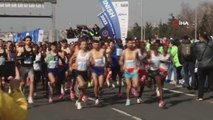 İstanbul Yarı Maratonu'nda Kenyalı atlet Rodgers Kwemoi, rekor kırarak şampiyon oldu- N Kolay 17. İstanbul Yarı Maratonu'nda 5 bin atlet yarıştı