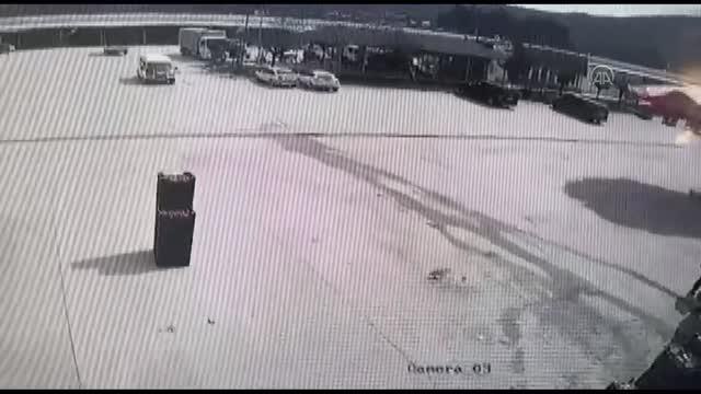 Rüzgarın etkisiyle sürüklenen şemsiyenin peşinden koşup yakaladı - Güvenlik kamerası