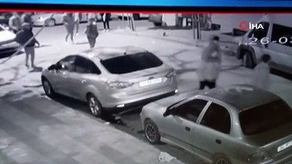 Sokakta tartışan gençlerin silahlı kavgası kamerada