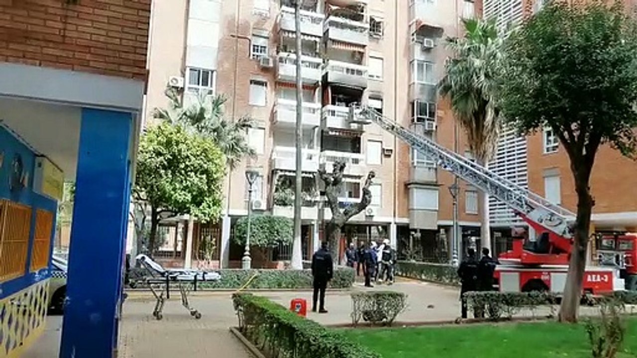 Acuden a sofocar un incendio con personas atrapadas en calle Machaquito