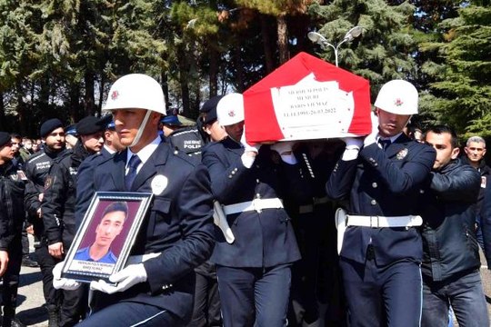 Son dakika haber! Trafik kazasında hayatını kaybeden polis ve eşi törenle memleketine uğurlandı