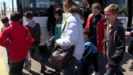 Ukrayna'dan tahliye edilen yetim çocuklar Antalya'ya geldi (3)