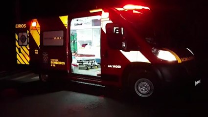 Jovens batem carro contra árvore e são socorridos pelo Corpo de Bombeiros