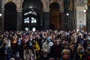 Lviv halkı Rusya'nın saldırıları sonrası kiliseleri doldurdu! Ülkeleri için dua edip, mum yaktılar