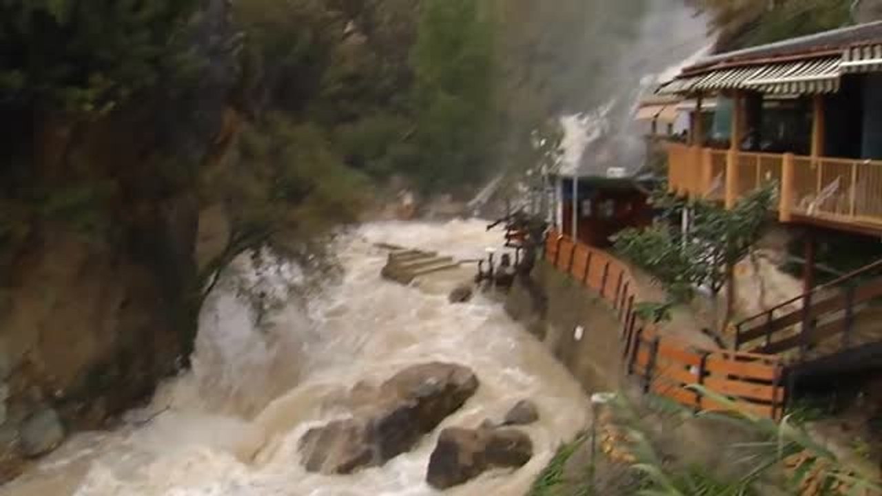 El agua destroza las zonas peatonales en Fuentes del Algar, Alicante