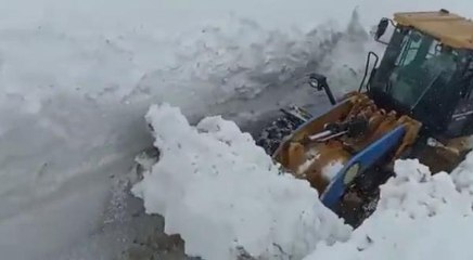 LİCE'DE 2 METRE KARLA MÜCADELE