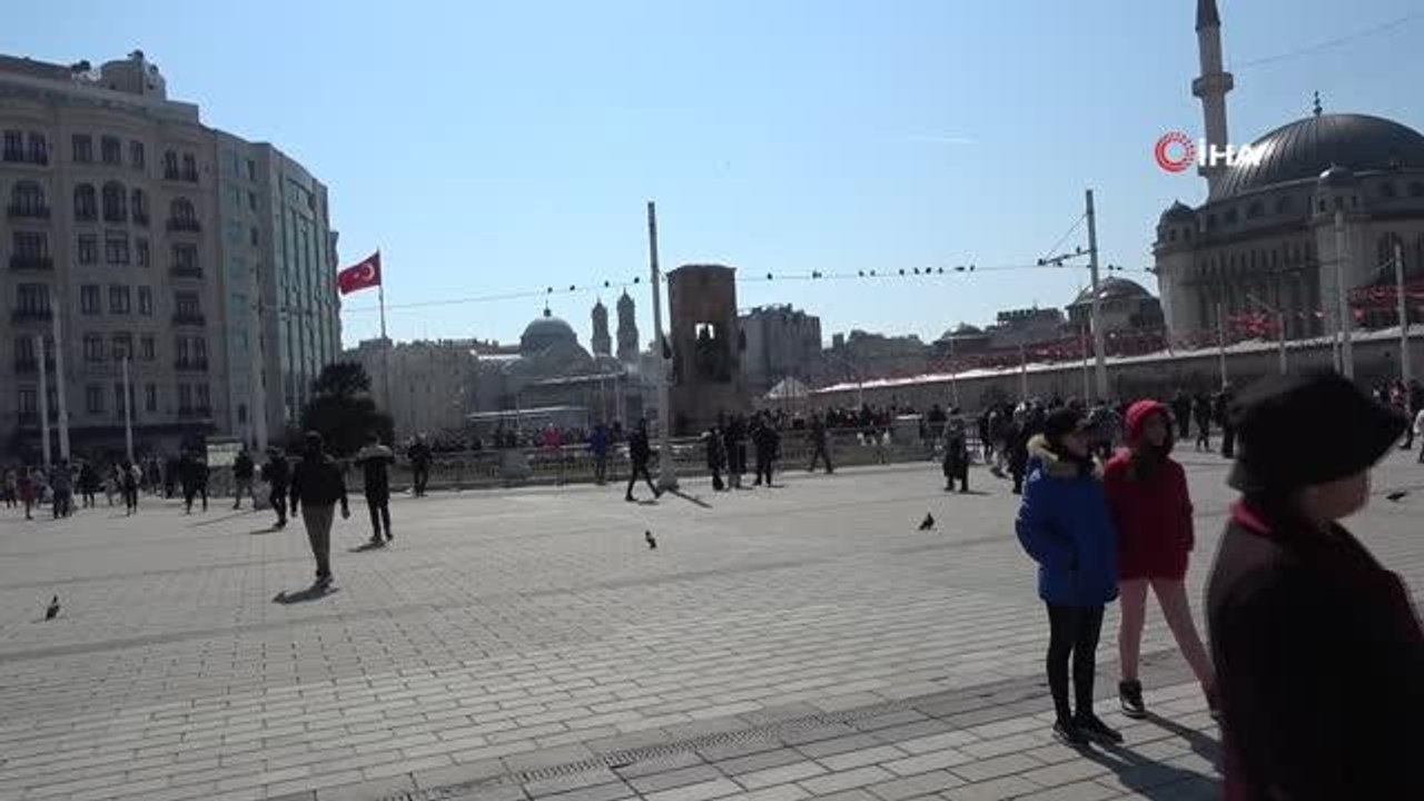 Güneşli havayı fırsat bilenler İstiklal Caddesi'ne akın etti