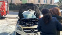 Kadıköy'de seyir halindeki lüks araç alev alev yandı