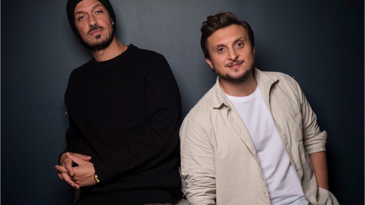 Voici - "On ne sait pas où est le disque dur" : McFly et Carlito se sont fait voler les rushs de la vidéo avec Emmanuel Macron