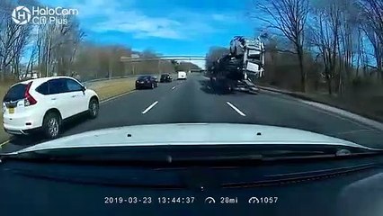 Ce routier a oublié qu'il avait des voiture sur sa remorque en passant sous un pont