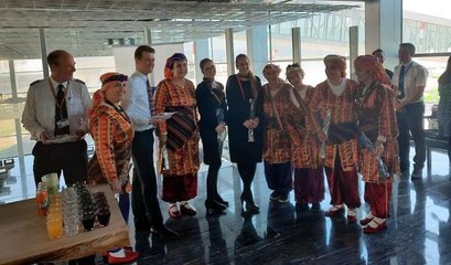 BODRUM'A 2 YIL SONRA UÇAKLA GELEN İNGİLİZ YOLCULARA ÇİÇEKLİ KARŞILAMA