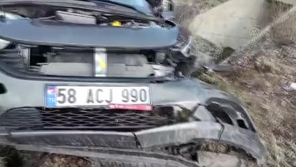 Devrilen otomobildeki 4 kişi yaralandı