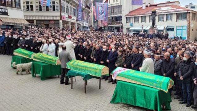 Heyelanda üzerine kaya düşen kamyonette ölen 4 kişinin tabutu yan yana dizildi, gözyaşları sel oldu