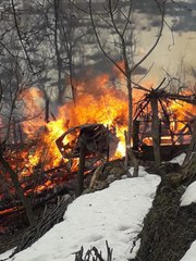 KASTAMONU'DA 2 KATLI AHŞAP EV YANDI; ANNE ÖLDÜ, KIZI YARALI