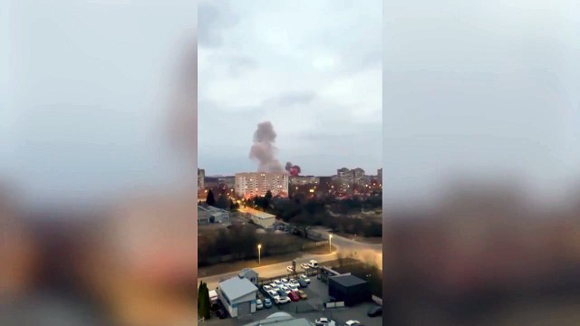 Bombe su Leopoli, l'impressionante esplosione: il boato arriva dopo alcuni secondi