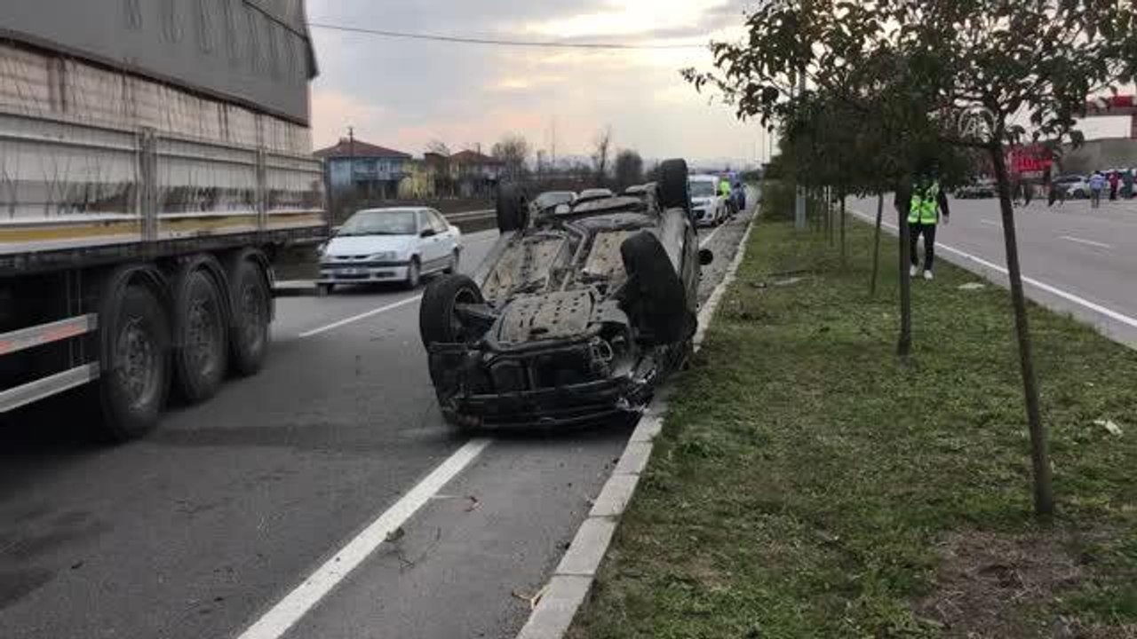 Devrilen otomobilden yola düşen sürücü öldü