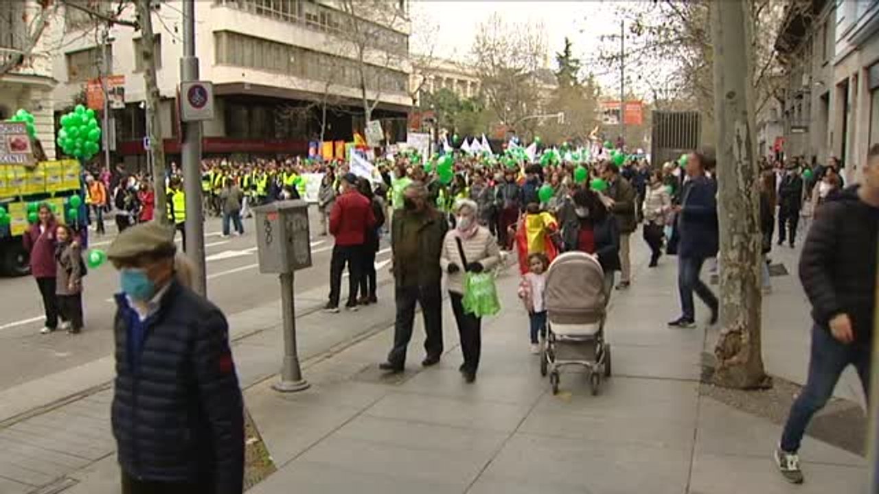 Cientos de familias se manifiestan contra la eutanasia y el aborto