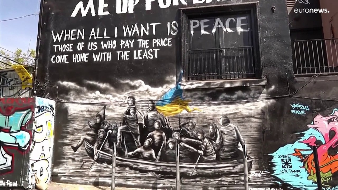 Des street artistes dénoncent la guerre en Ukraine sur les murs en Californie